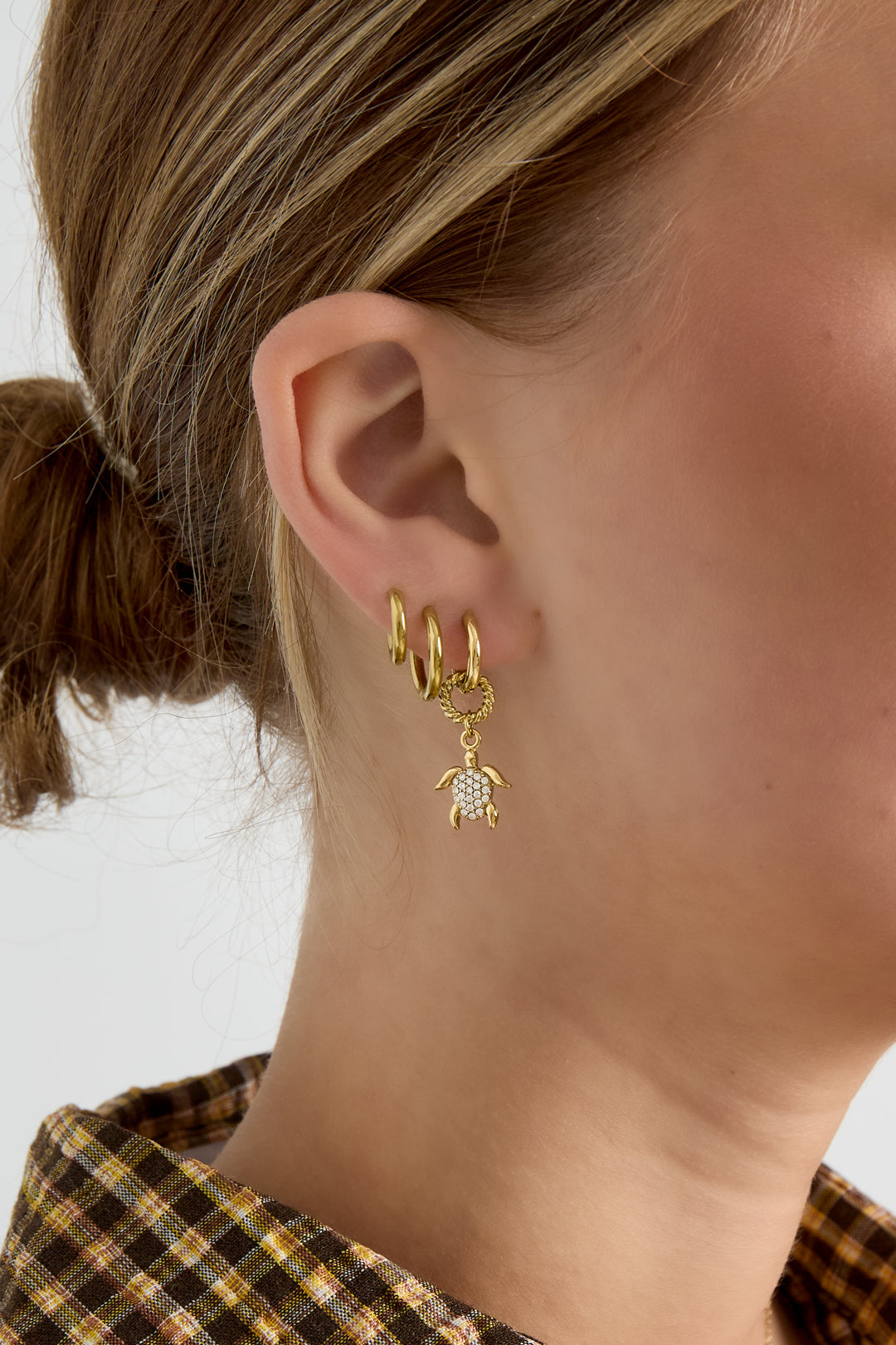 Earrings with a dangling turtle