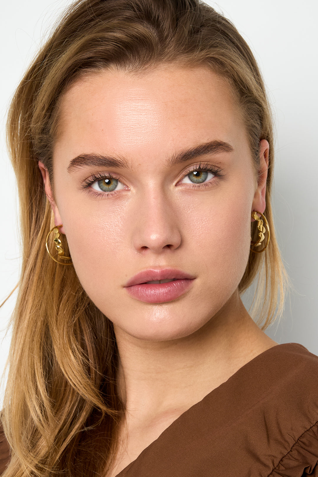 Double hoop earrings with twist