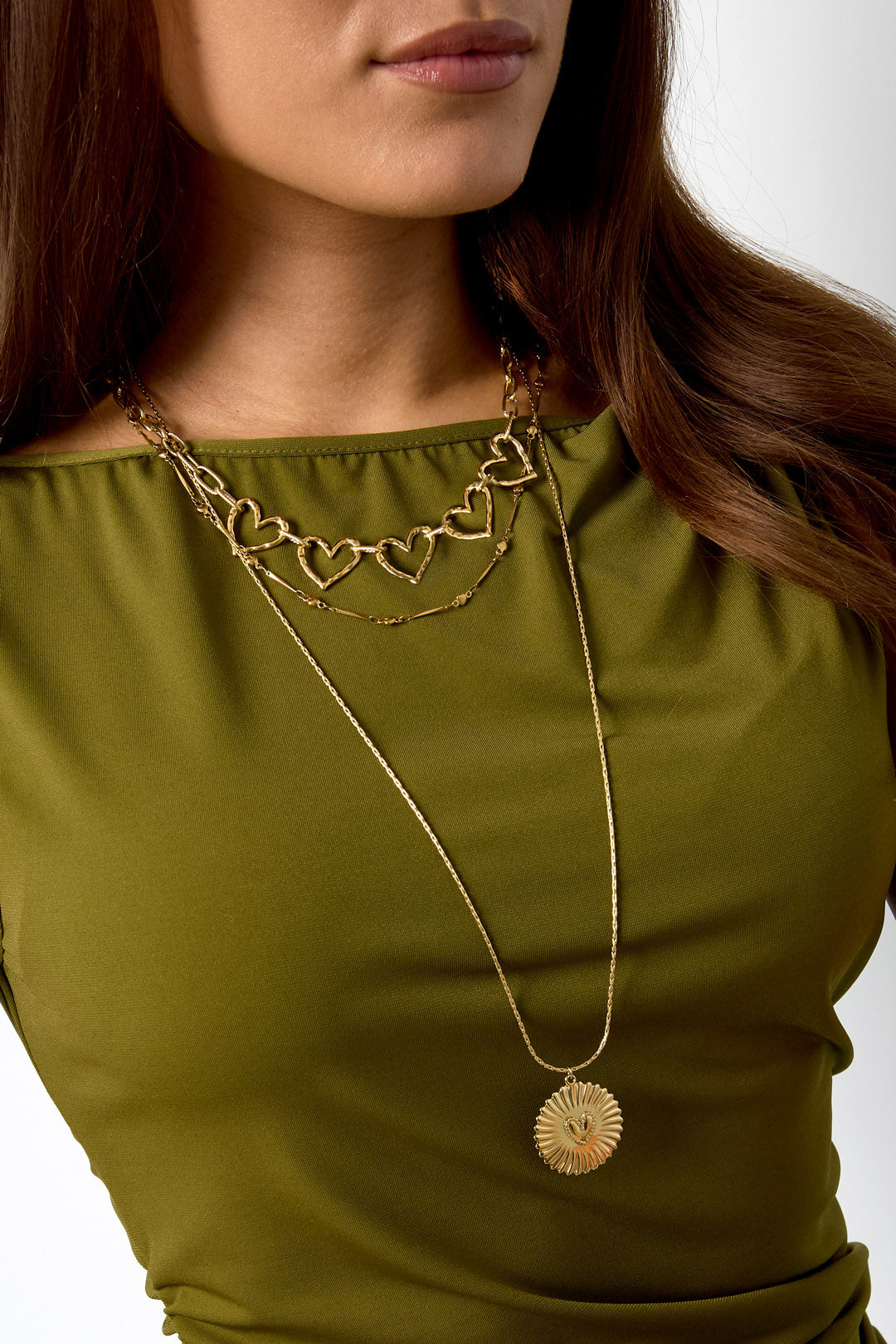 Necklace with flat details and large pendant