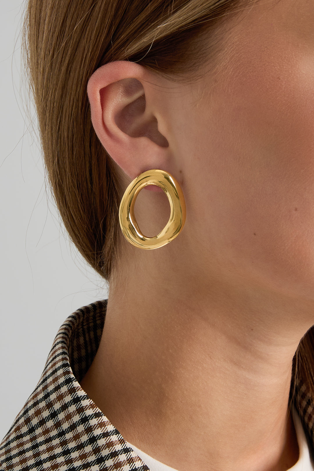 Oval earrings with an organic shape