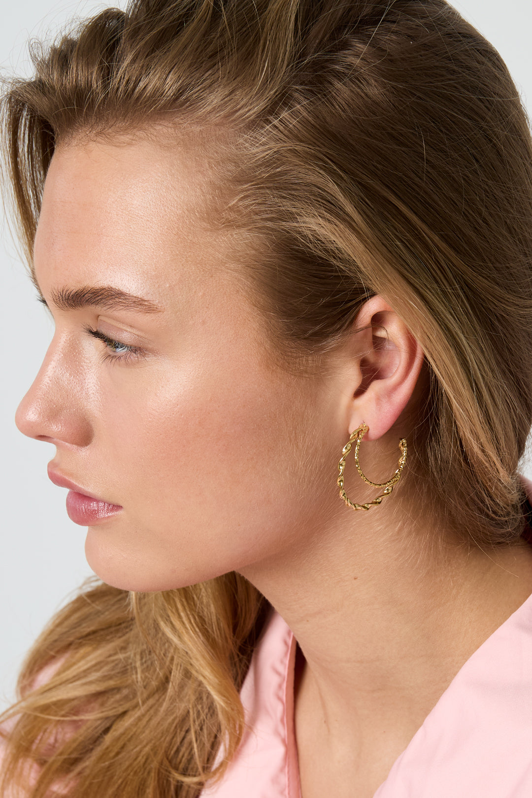 Double hoop earrings with twisted effect