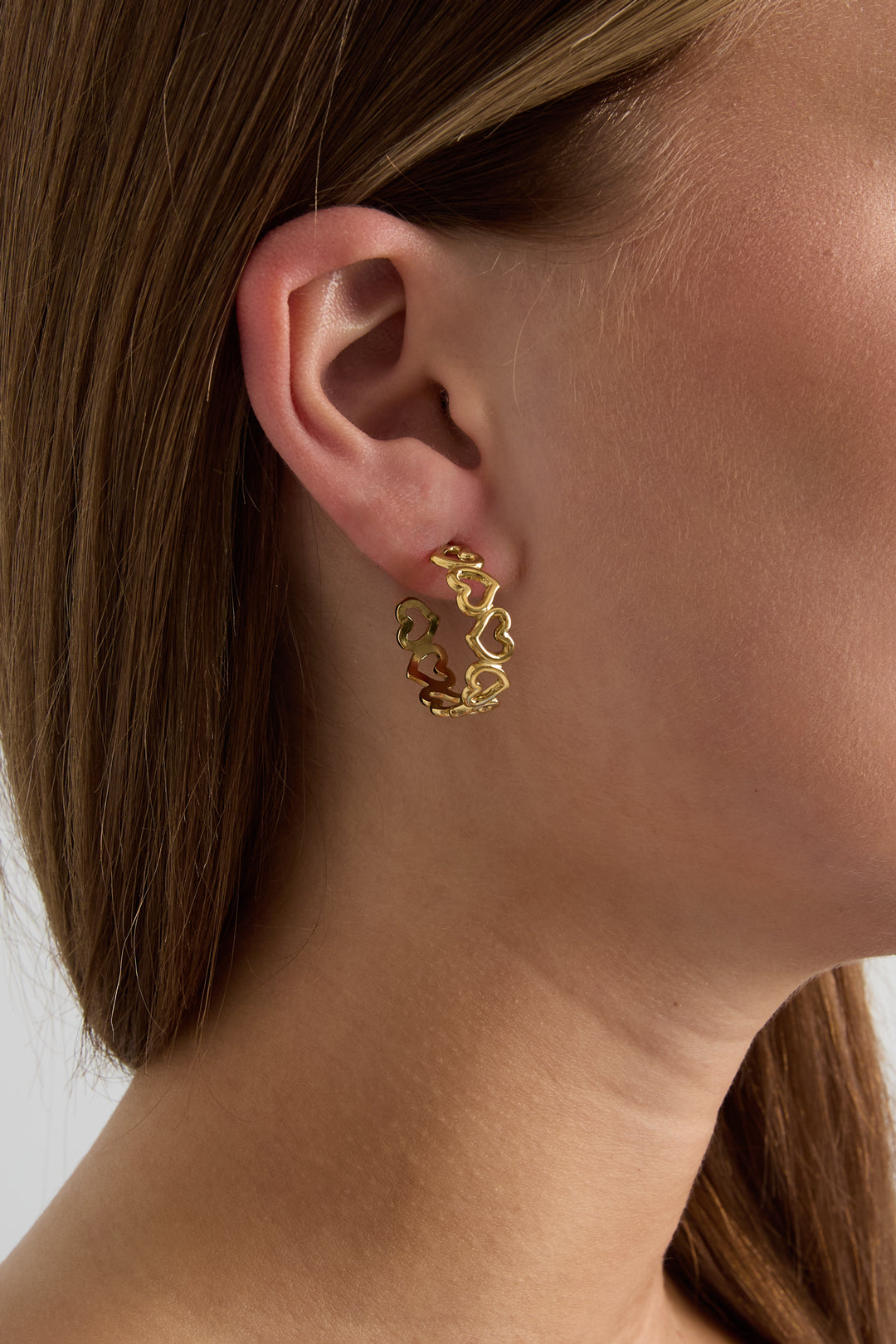 Hoop earrings with alternating hearts