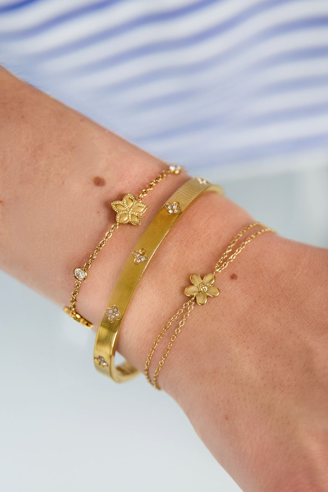 Bracelet with double chain and small flower