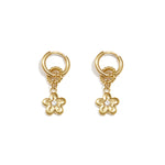 Earrings with a dangling daisy
