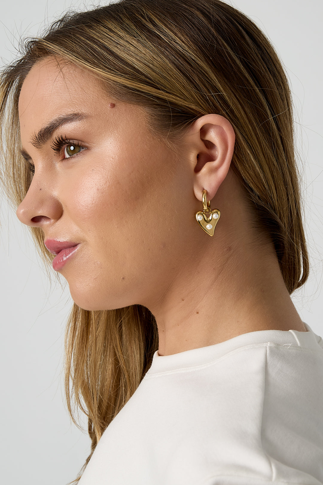 Hoop earrings with hanging heart and pearls