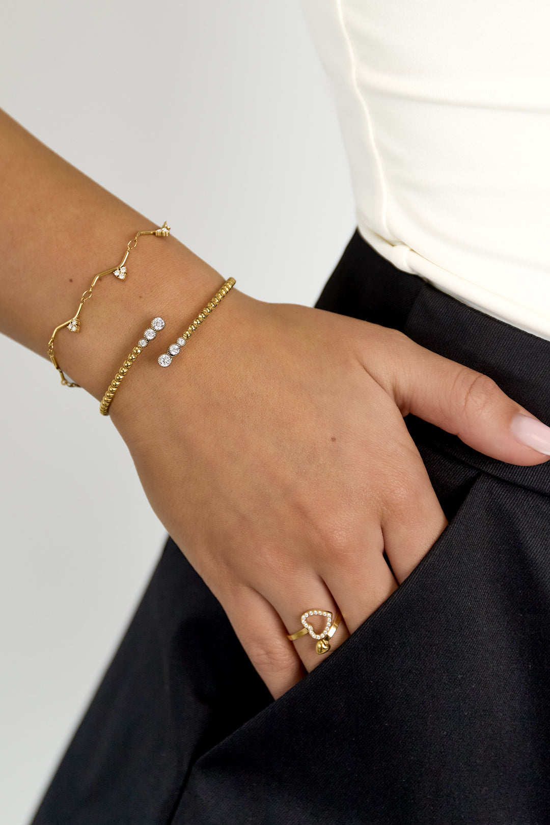 Symmetrically dotted bangle with detailed ends