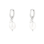 simple earring with large and small pearl