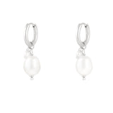 simple earring with large and small pearl