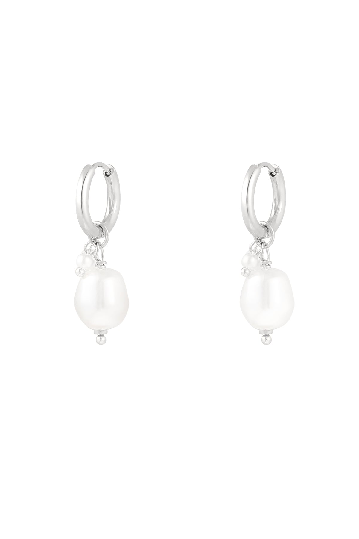 simple earring with large and small pearl