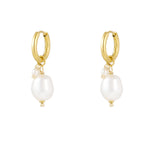 simple earring with large and small pearl