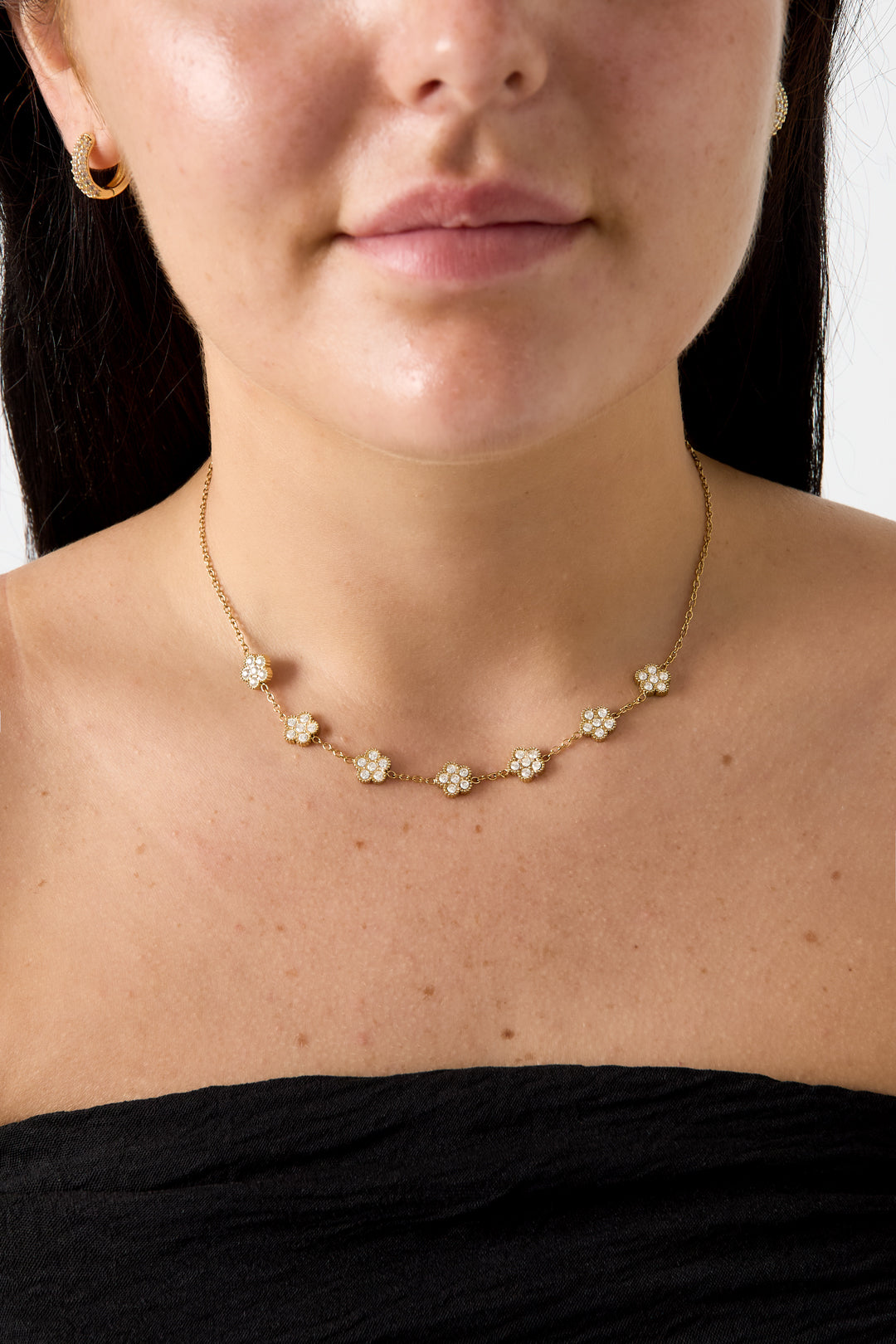 Elegant necklace with zirconia-set flowers