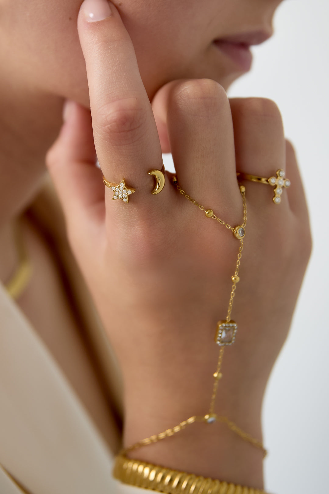 Adjustable ring with moon and shiny star