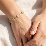Elegant bracelet with zirconia-set flowers