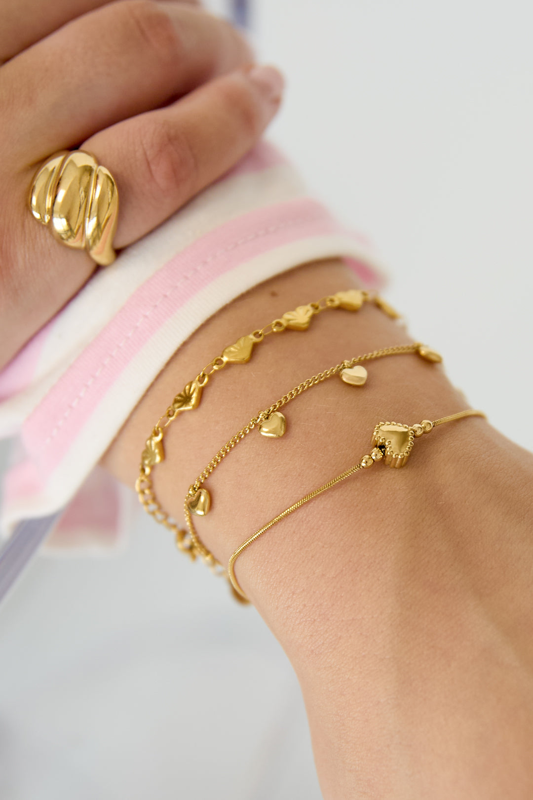 Bracelet with small dangling hearts