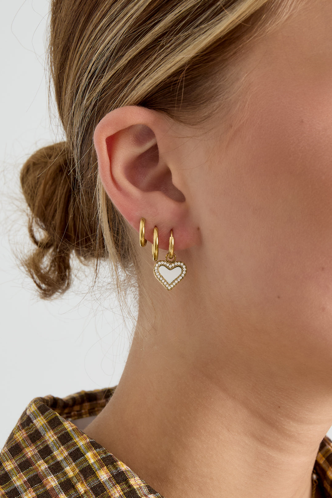 Earrings with dangling mother-of-pearl hearts