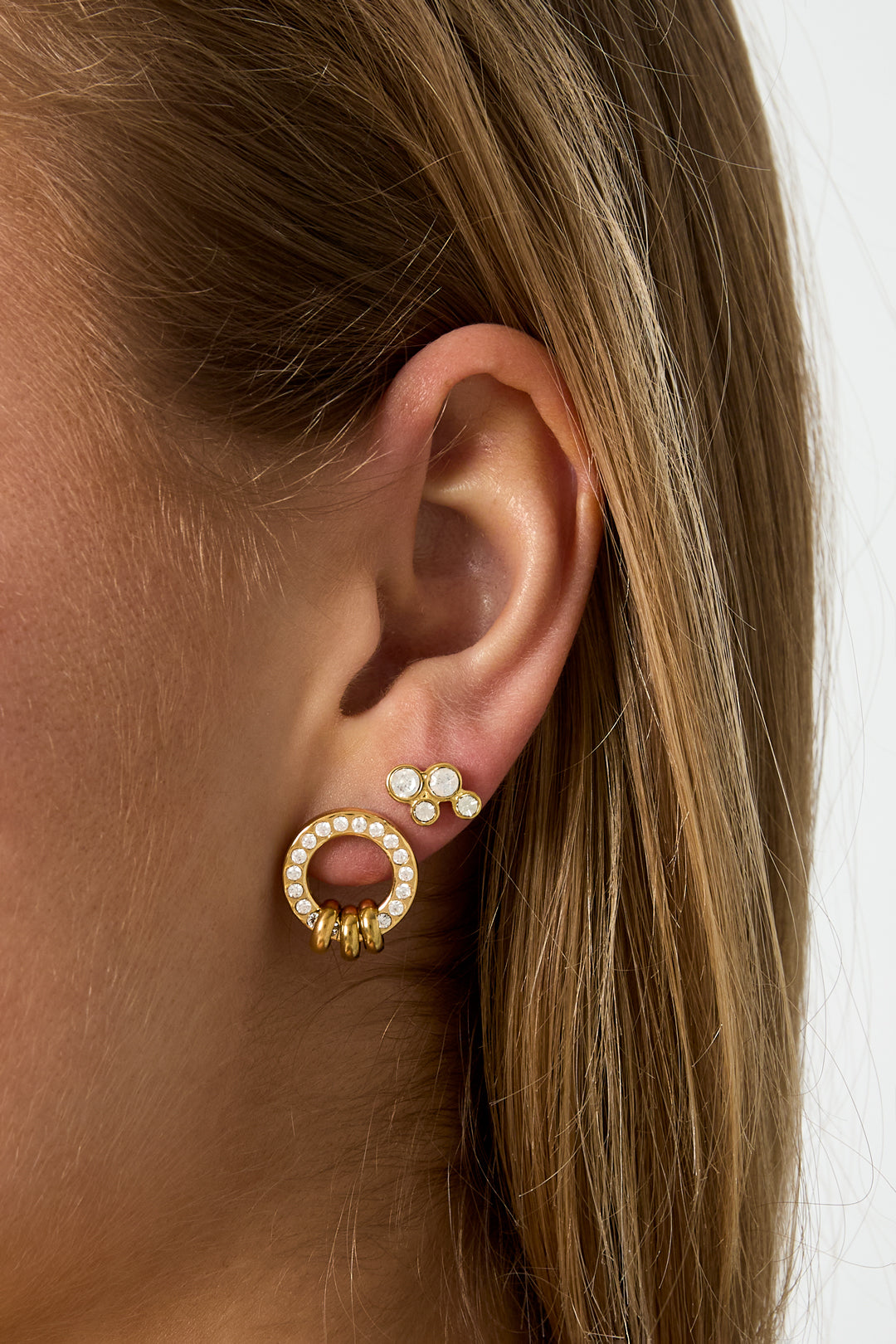 Stud earrings with elegant rings