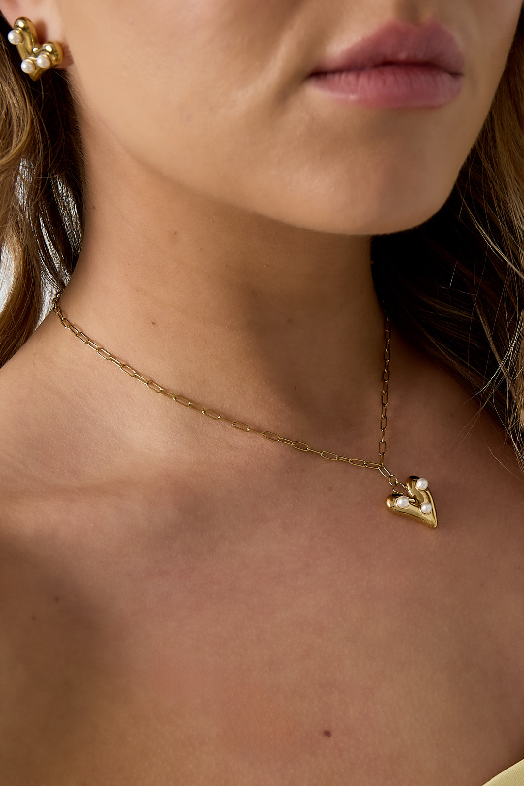 Necklace with hanging heart and pearls