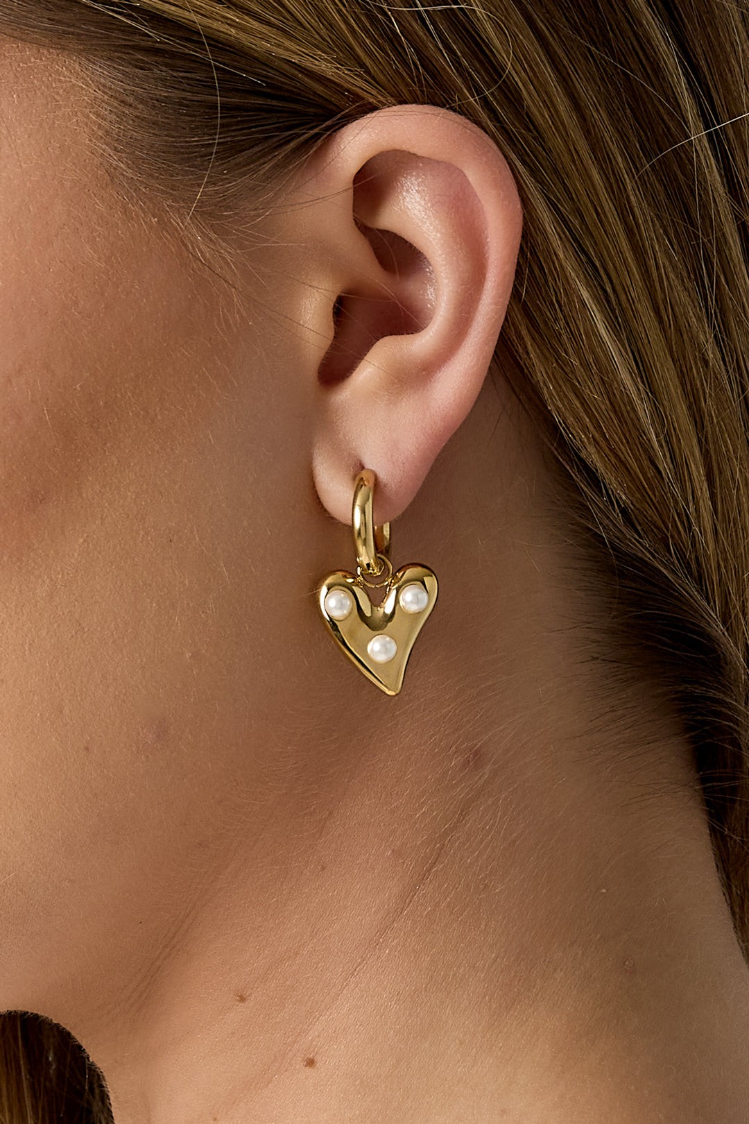 Hoop earrings with hanging heart and pearls