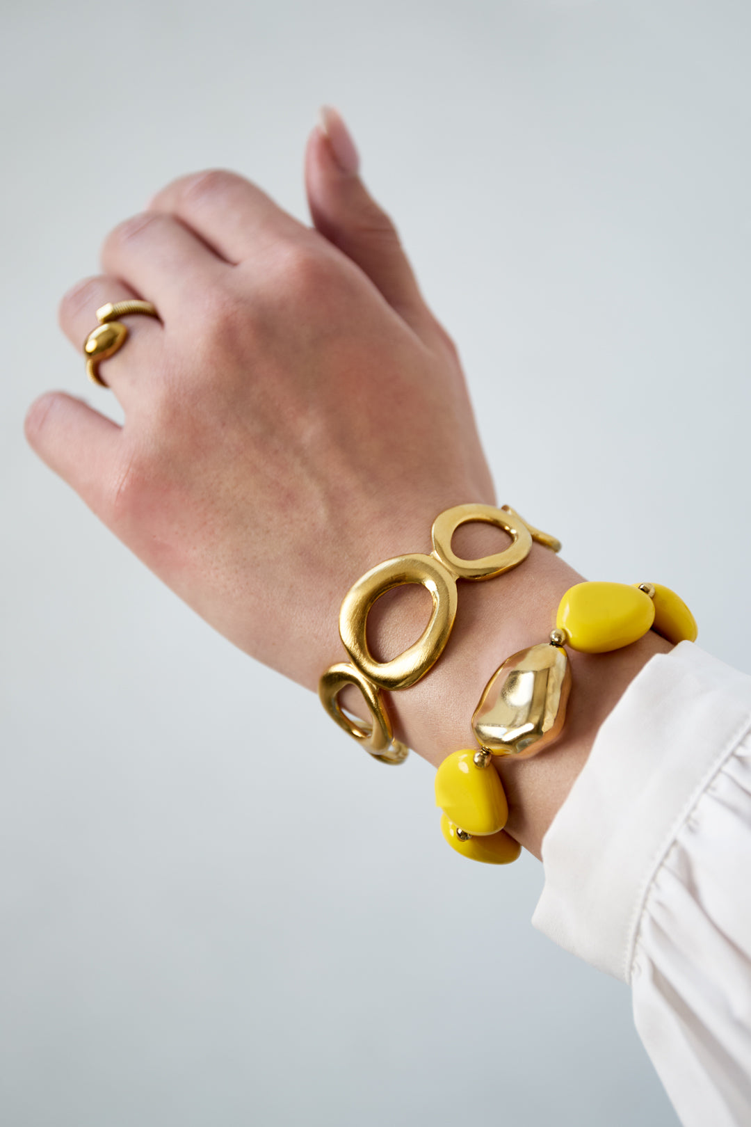 Beaded bracelet with organically shaped statement bead