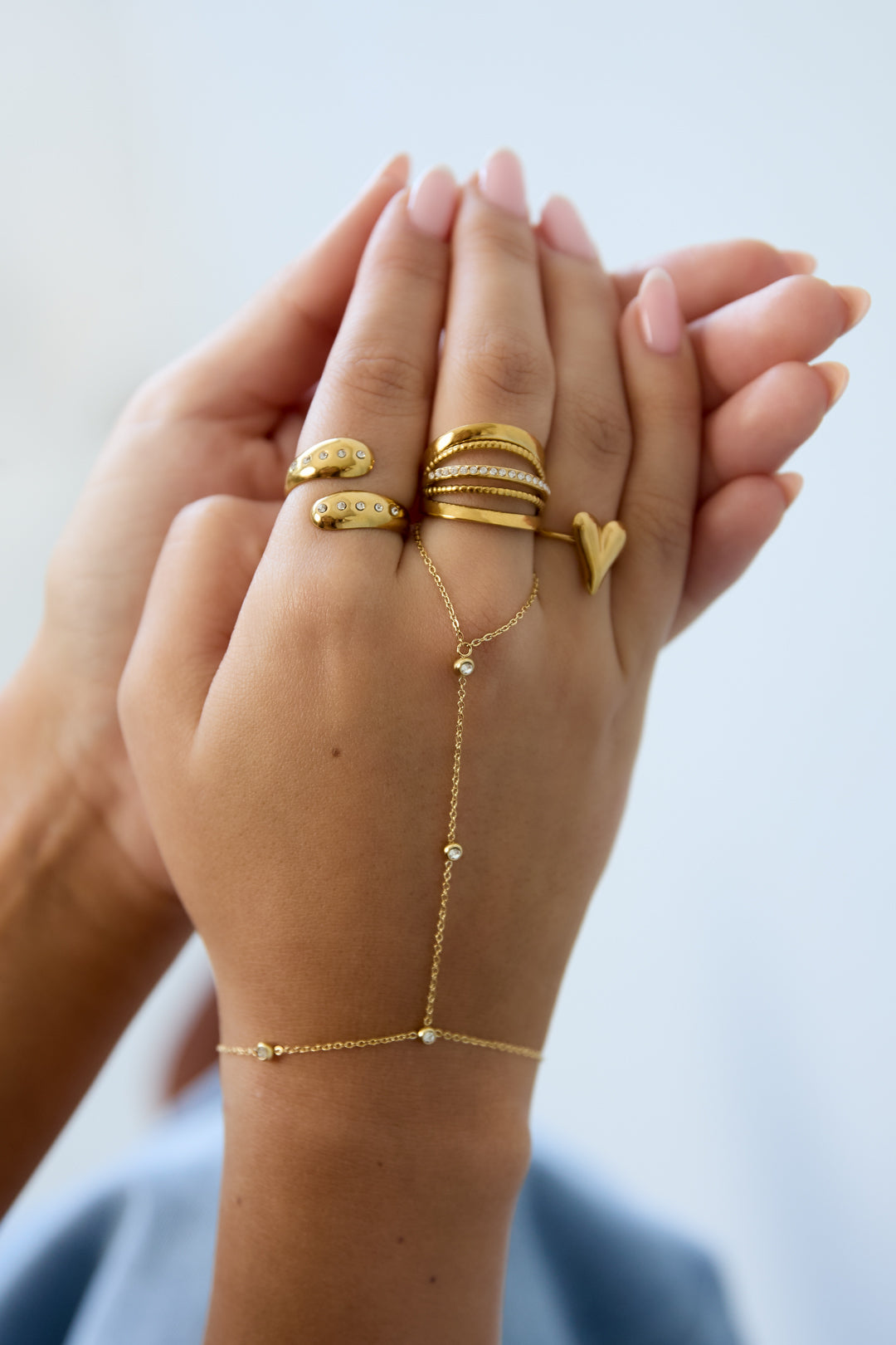 Handchain with asymmetrical stones