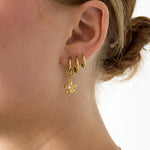 Earrings with a dangling daisy