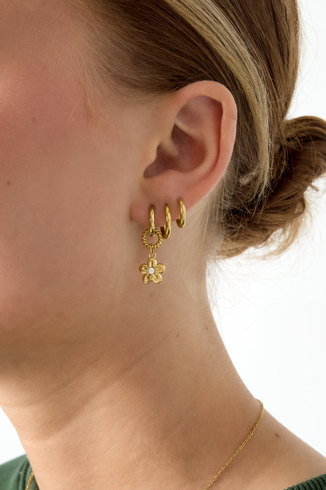 Earrings with a dangling daisy