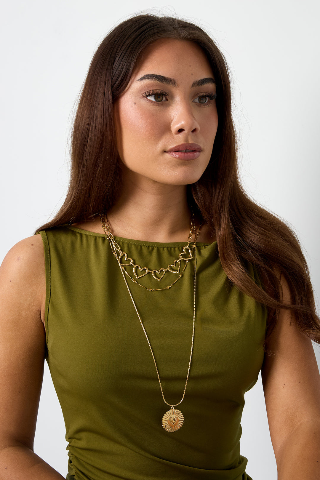 Necklace with flat details and large pendant