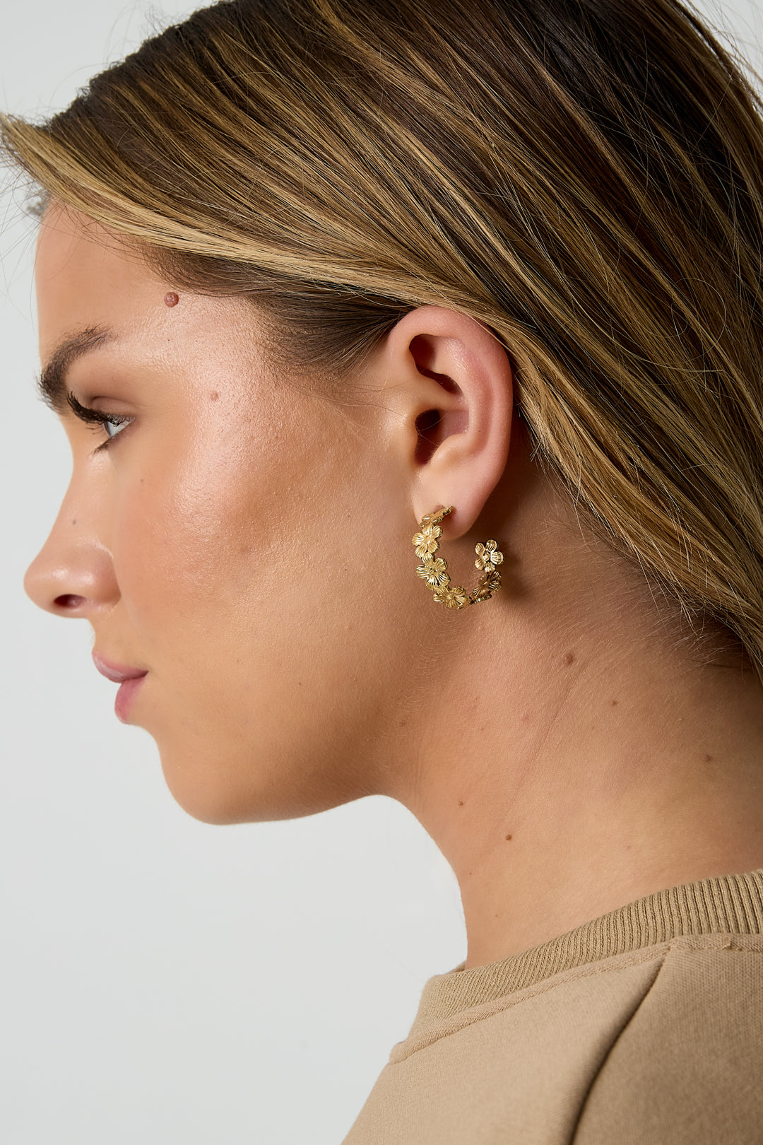Daisy hoop earrings