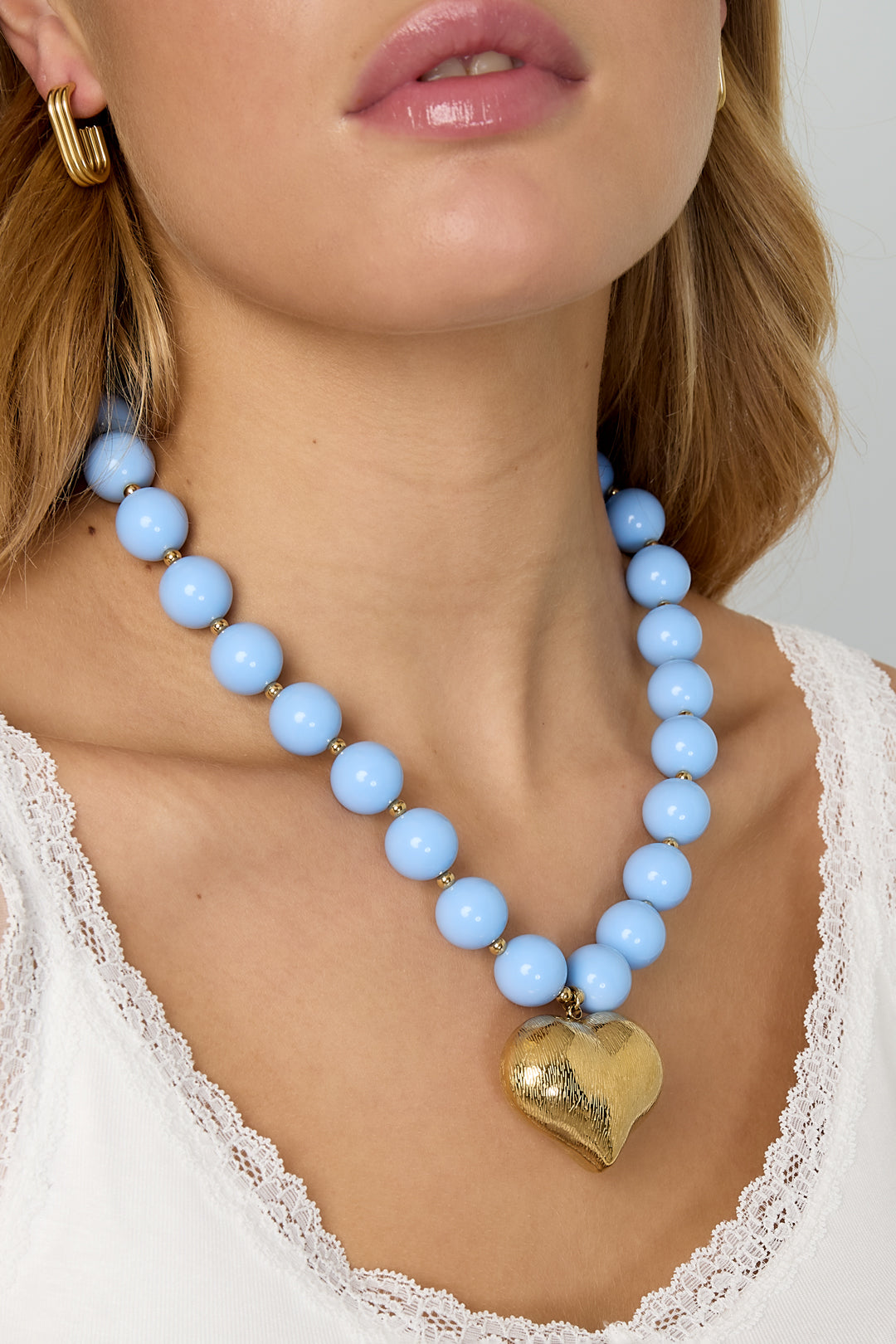 Bead necklace with hanging heart