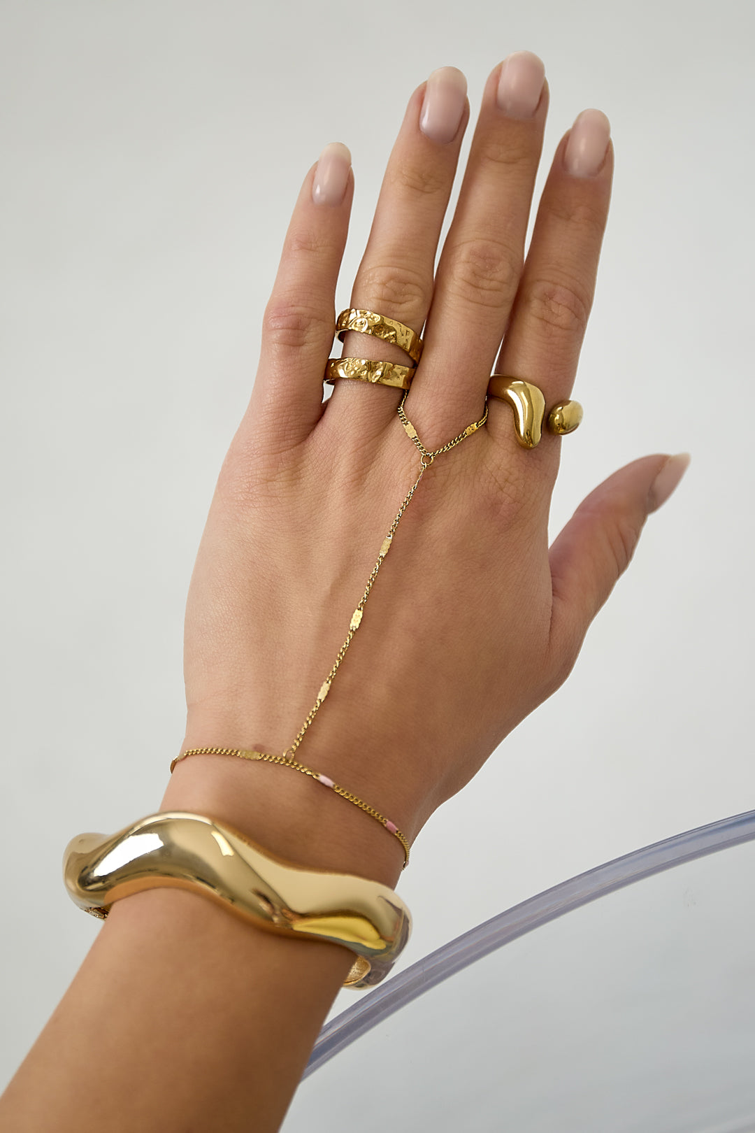 Handchain with striped pattern