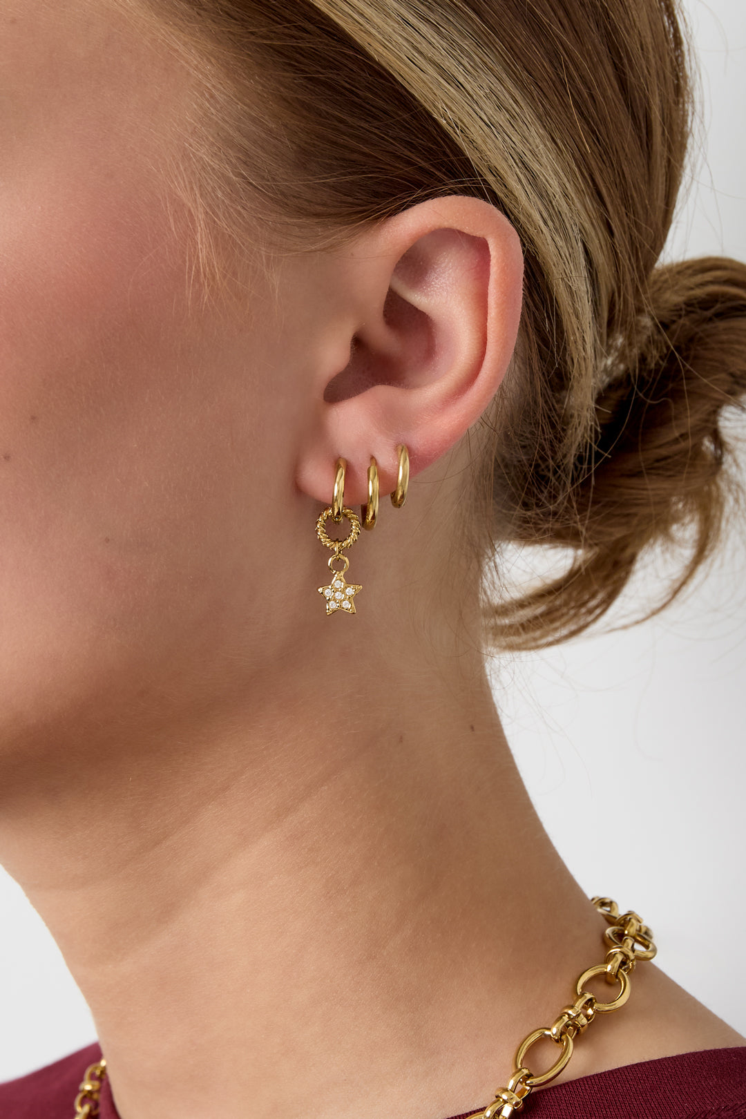 Small earring with dangling embellished star