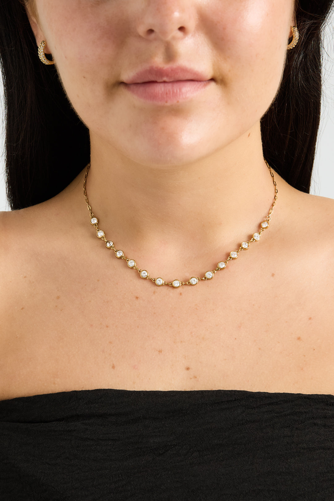 Necklace with round cubic zirconia stones
