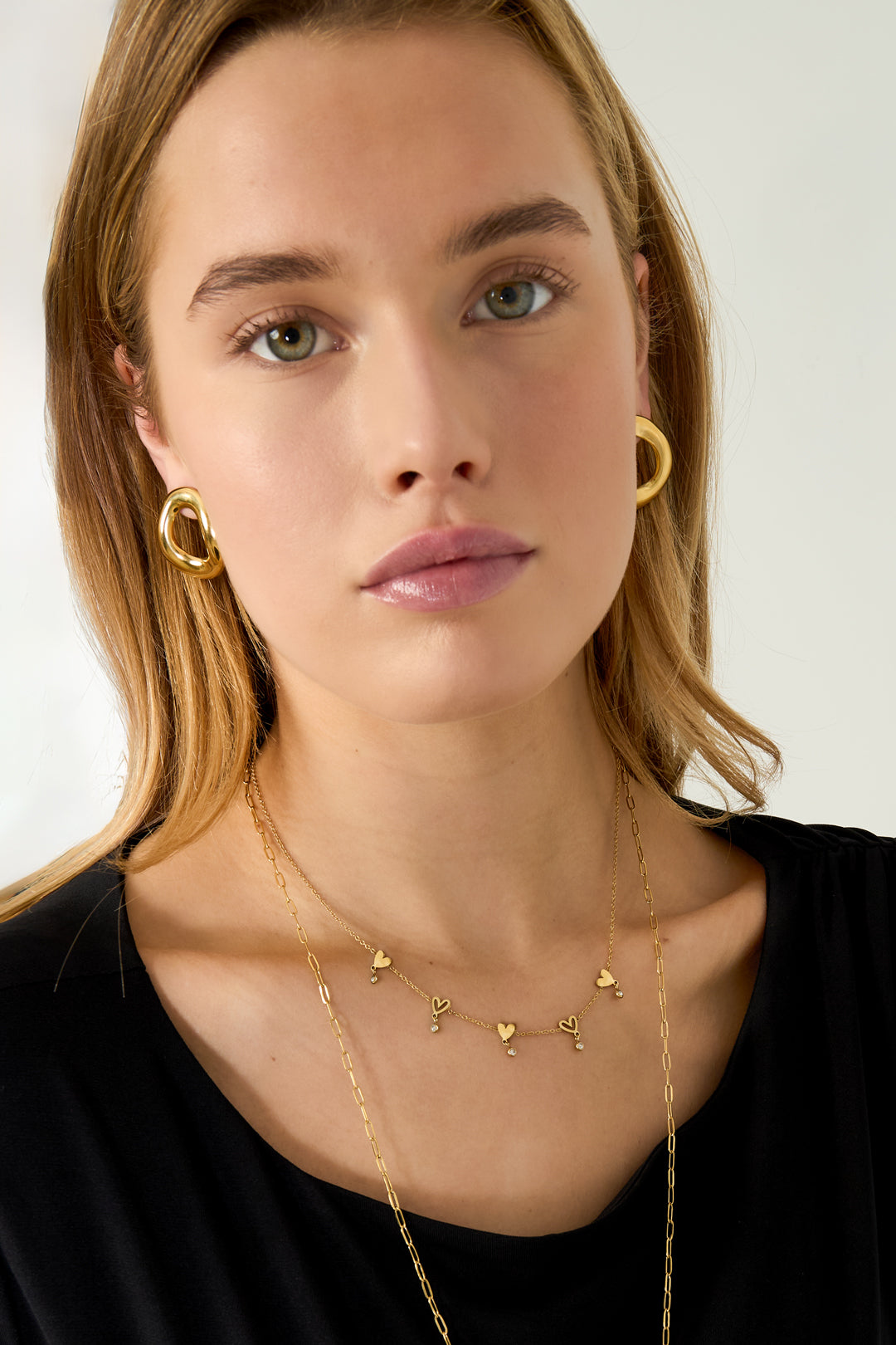 Necklace with alternating hearts and dangling stones