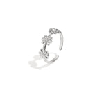 Ring with minimalist flowers