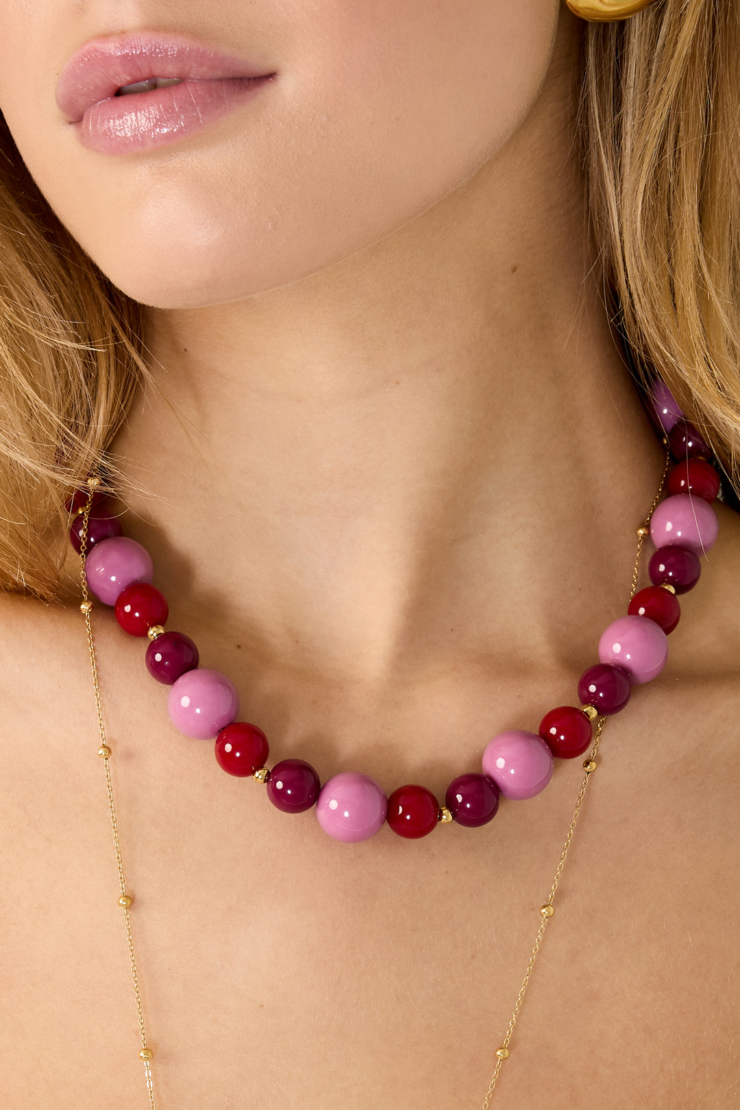 Necklace with beads of different sizes