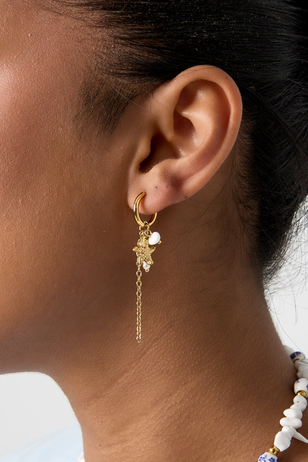 Small hoop earrings with starfish, chain, pearls and bead