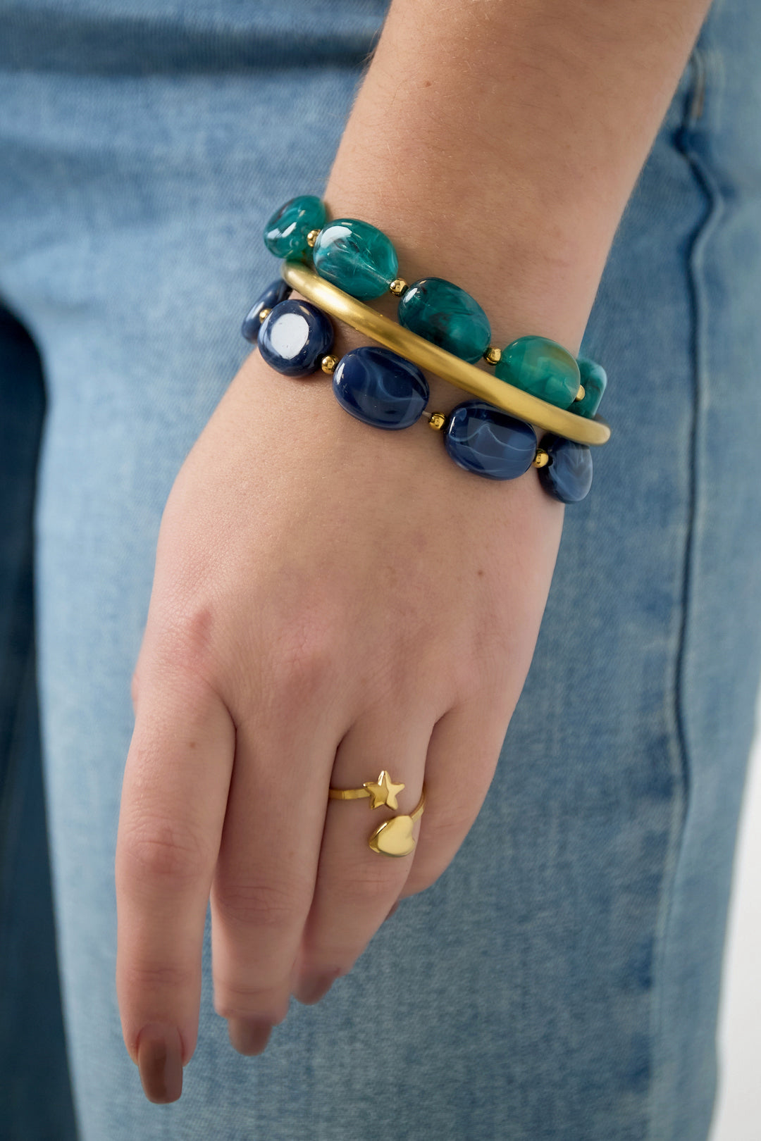 Beaded bracelet with oval and gold beads