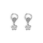 Earrings with a dangling daisy