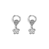 Earrings with a dangling daisy