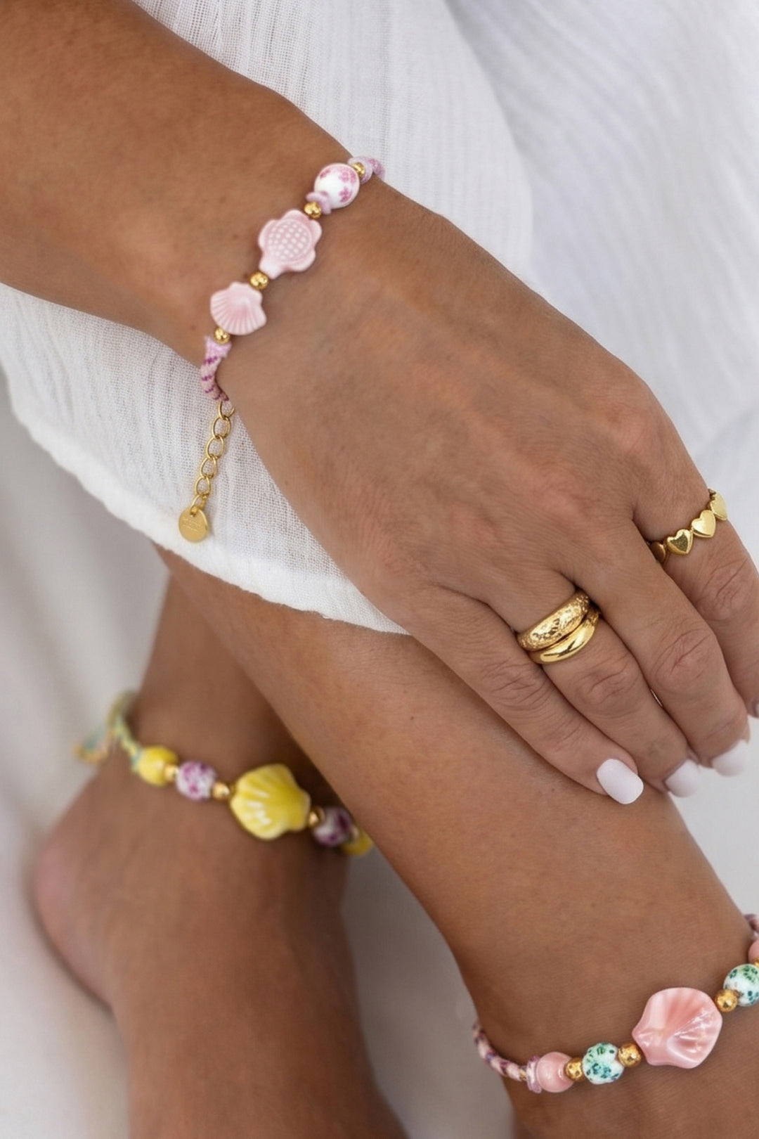 Bracelet with tortoise and shell beads and rope motif