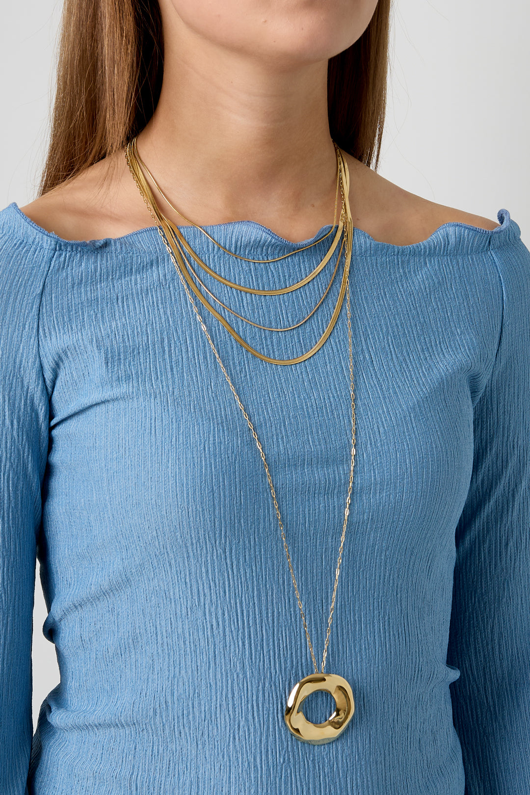 Long necklaces with a round pendant with a bumpy texture