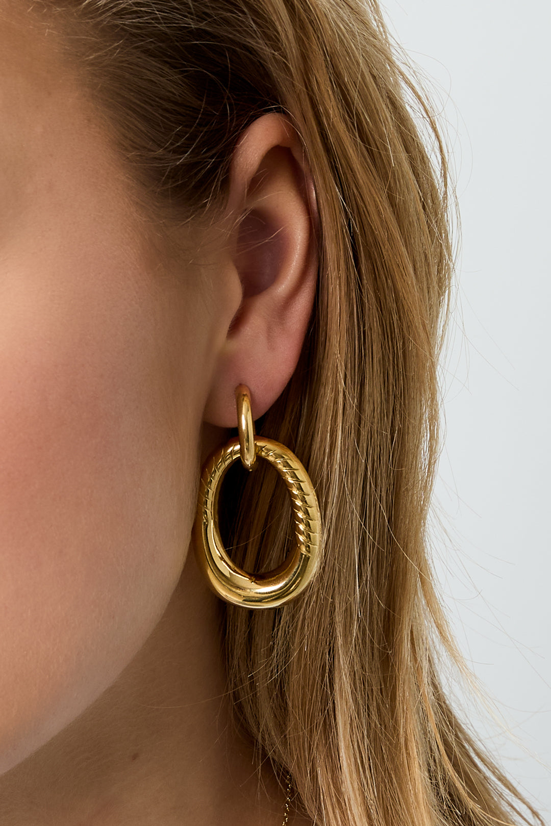Statement earrings with detailed oval pendant