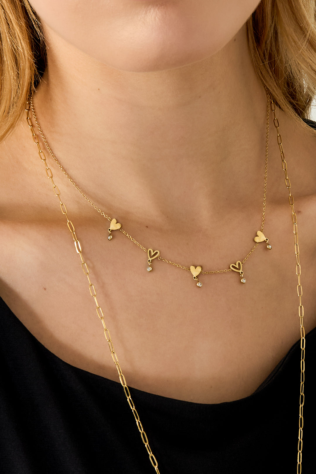 Necklace with alternating hearts and dangling stones