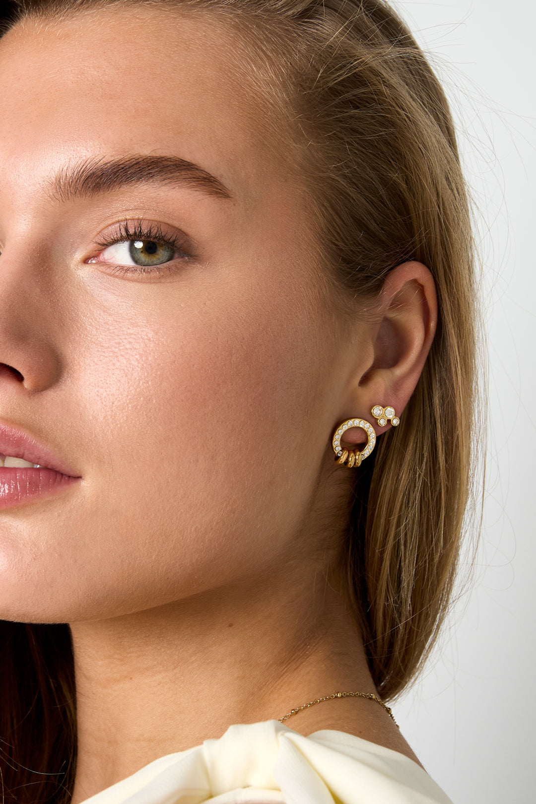 Stud earrings with elegant rings