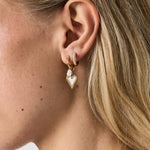 Earrings with hanging heart and pearl
