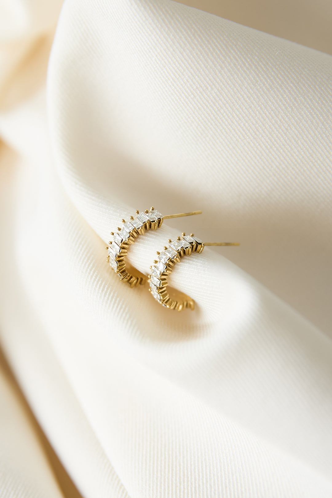 Earrings with zigzag stones