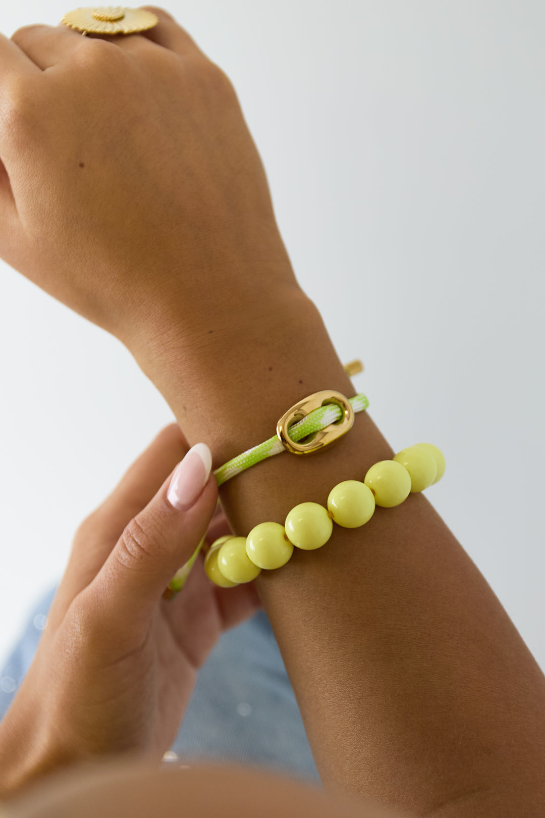 Bracelet with large beads and clasp at the front