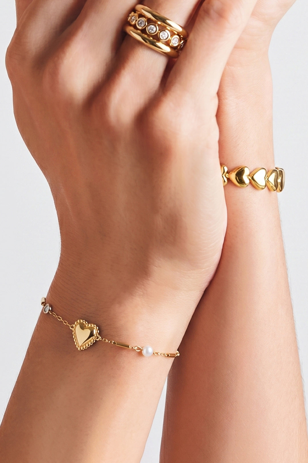 Bracelet with pearl, stone and statement heart