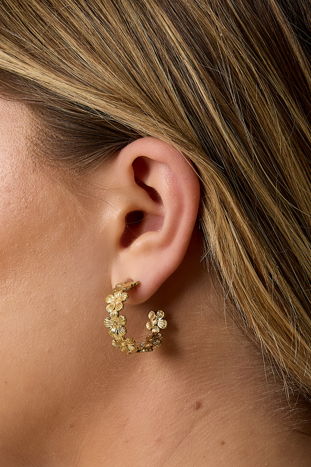 Daisy hoop earrings