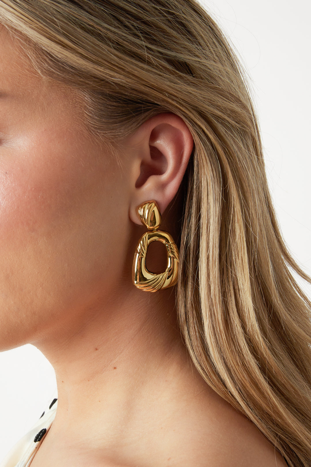 Teardrop-shaped statement earrings with design